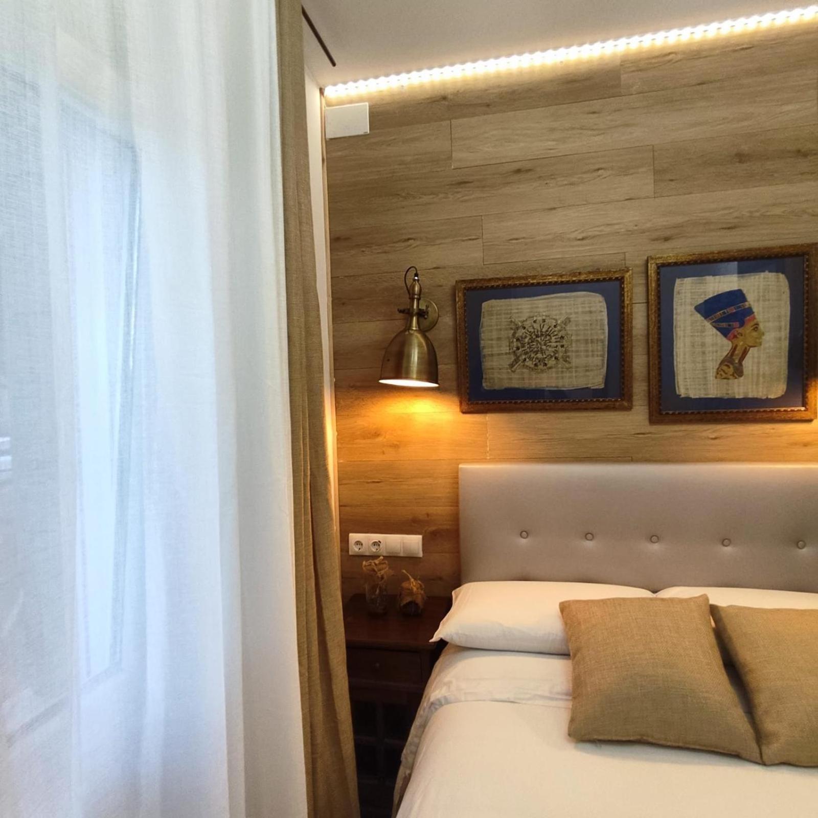 Private Rooms Barcelona Exterior photo